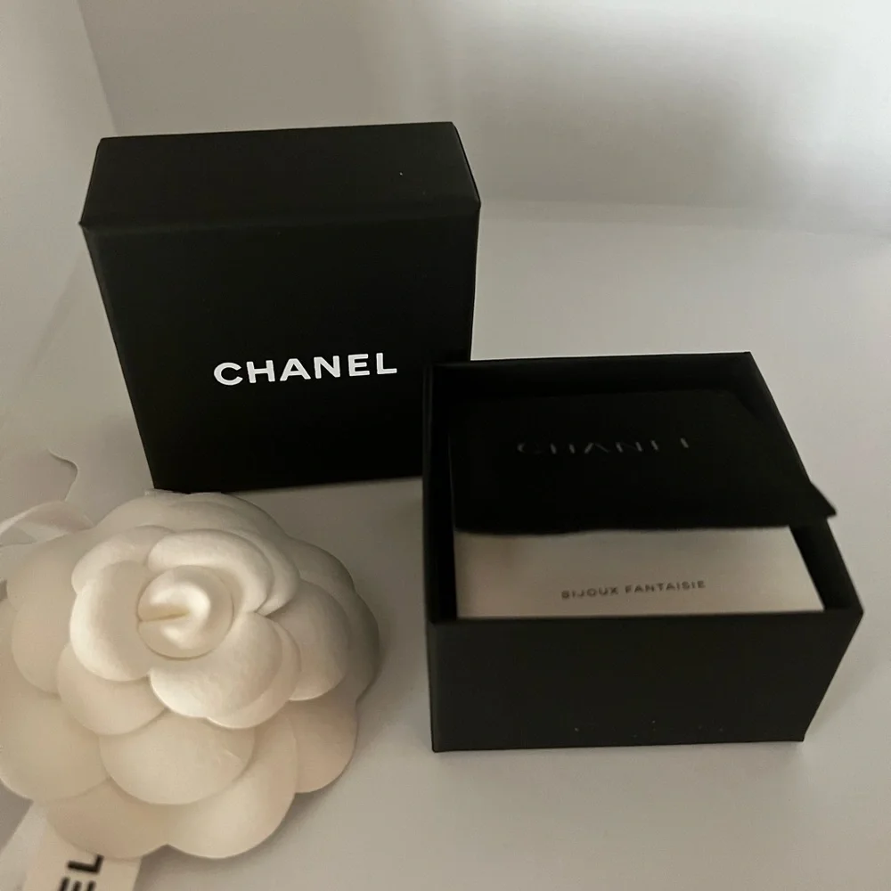 CHANEL• 23A drop crystal earrings